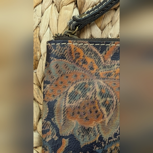 Patricia Nash Cassini wristlet clutch - Picture 2 of 16